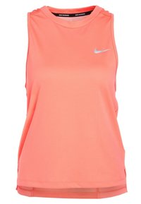 Camiseta sin mangas para correr de Nike en un brillante color coral. Tejido suave y ligero con acentos de malla en el dobladillo para mayor transpirabilidad. Pequeño logo en el frente.
