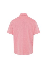 Camicia a maniche corte in un tessuto testurizzato rosa chiaro con colletto classico e vestibilità morbida. La parte posteriore presenta un design con yoke per una maggiore struttura.