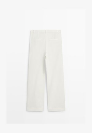 Hvide bukser med lige ben, bæltestropper og to baglommer, set bagfra mod en ensartet hvid baggrund.