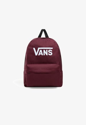 Zaino color borgogna con un grande logo bianco "VANS" sulla parte anteriore, realizzato in tessuto resistente, dotato di una tasca con zip e doppie cinghie nere.