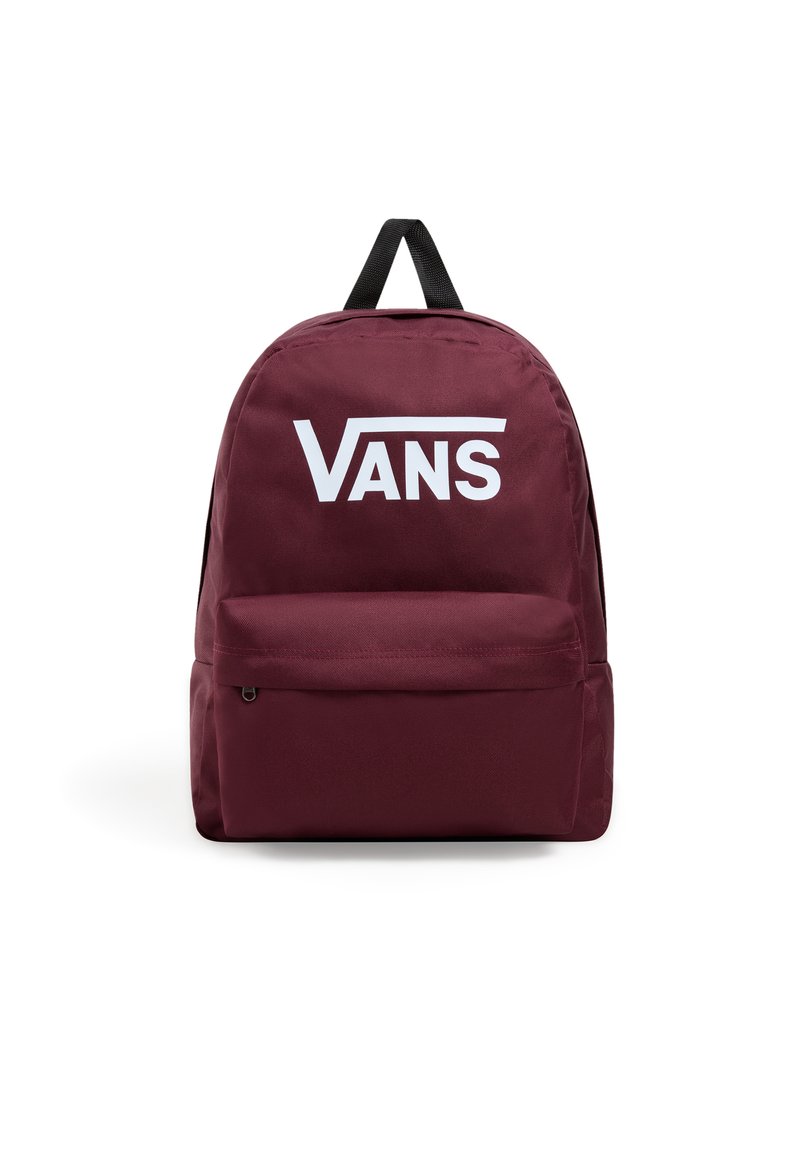 Sac à dos bordeaux avec un grand logo blanc "VANS" à l'avant, fabriqué en tissu durable, comportant une poche zippée et des doubles sangles noires.