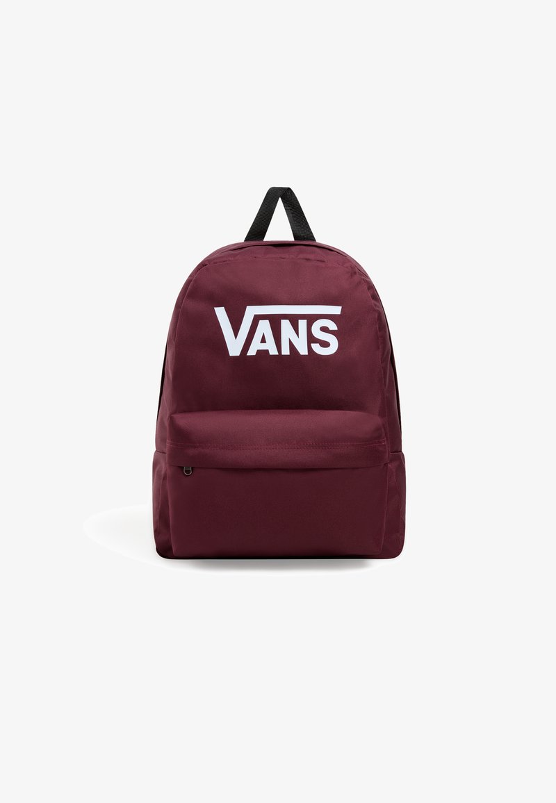 Zaino color borgogna con un grande logo bianco "VANS" sulla parte anteriore, realizzato in tessuto resistente, dotato di una tasca con zip e doppie cinghie nere.