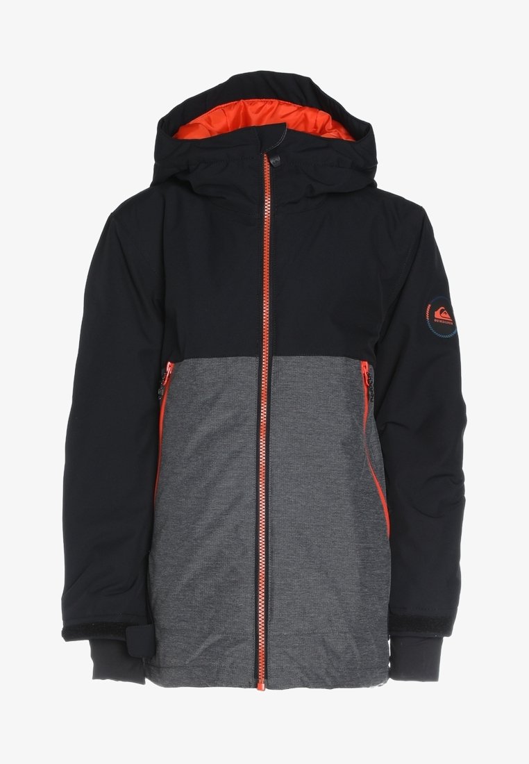 Veste pour garçons avec un schéma de couleurs noir et gris, dotée d'une doublure orange, d'une fermeture éclair et de deux poches latérales avec des accents orange.