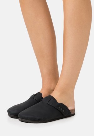 REX STUD CLOSED TOE MULE - Pantuflas - black