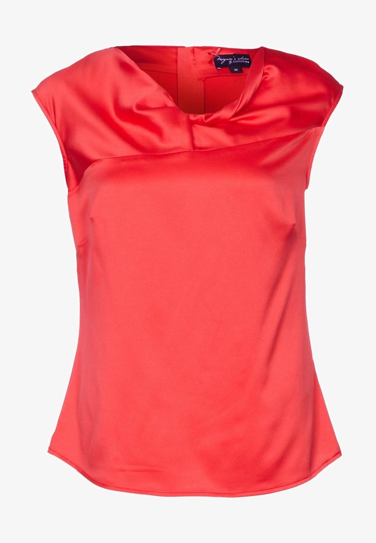 Blouse en satin corail sans manches avec un large col drapé et un ourlet légèrement arrondi.