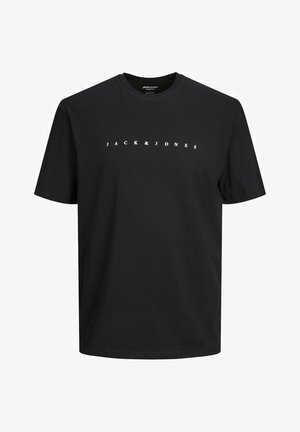 Teal fleecejakke med høy krage og glidelåslomme, kombinert med en svart T-skjorte, blå jeans og svarte sneakers. Har frontlommer.