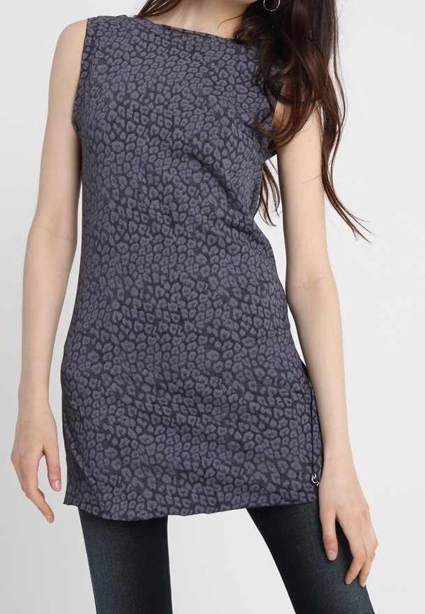 Sleeveless tunic in dark gray with a leopard print pattern. Made of soft fabric, featuring a straight cut and a side hem accent.
