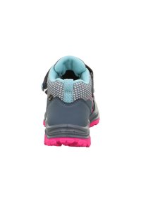 Szare i różowe buty hikingowe z siateczkowym wierzchem, wzmocnionym piętą i teksturowaną podeszwą. Regulowany pasek i wyściółka kołnierza dla komfortu.