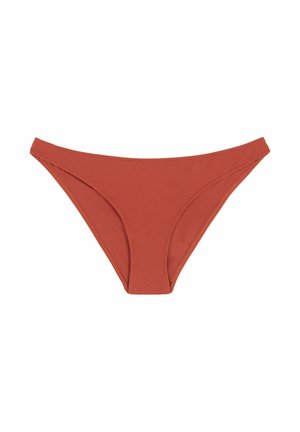 Parte inferior de bikini sin costuras de color naranja óxido con tela texturizada y un corte clásico de tiro bajo sobre un fondo blanco.