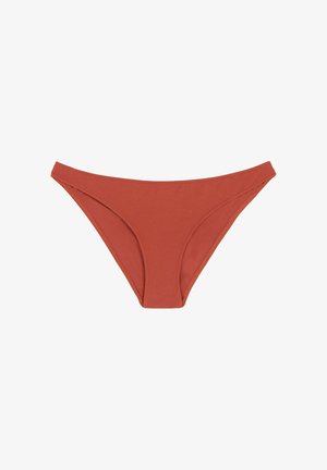 Parte inferior de bikini sin costuras de color naranja óxido con tela texturizada y un corte clásico de tiro bajo sobre un fondo blanco.
