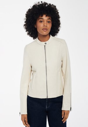 Cremfarbene Lederjacke mit rundem Kragen, durchgehendem Reißverschluss und seitlichen Taschen. Verfügt über strukturierte Nähte und eine taillierte Passform.