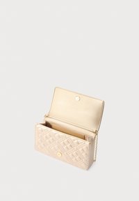 Portafoglio in pelle rosa trapuntata con chiusura a scatto dorata e tracolla a catena, dotato di un compartimento aperto per carte e contanti. Fodera interna liscia.