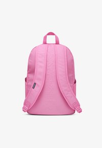 Roosa kangast seljakott, millel on polsterdatud õlarihmad ja pealmine käepide. Eespool ja külgedel võrgust taskud ning esiküljel reljeefne "CONVERSE" logo.