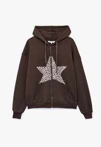 Sudadera con cremallera marrón con un diseño de estrella de estampado de leopardo en la parte frontal. Cuenta con capucha, cordones y bolsillos frontales. Textura de tela suave.
