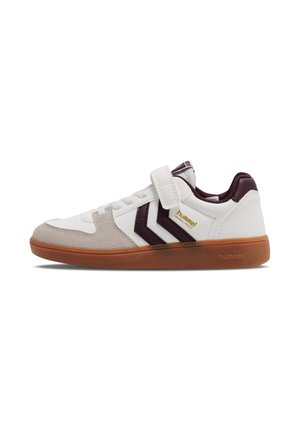 Białe sneakersy z burgundowymi akcentami i jasnoszarym zamszem. Posiadają rzep, okrągły czubek i teksturowaną gumową podeszwę. Logo po boku.