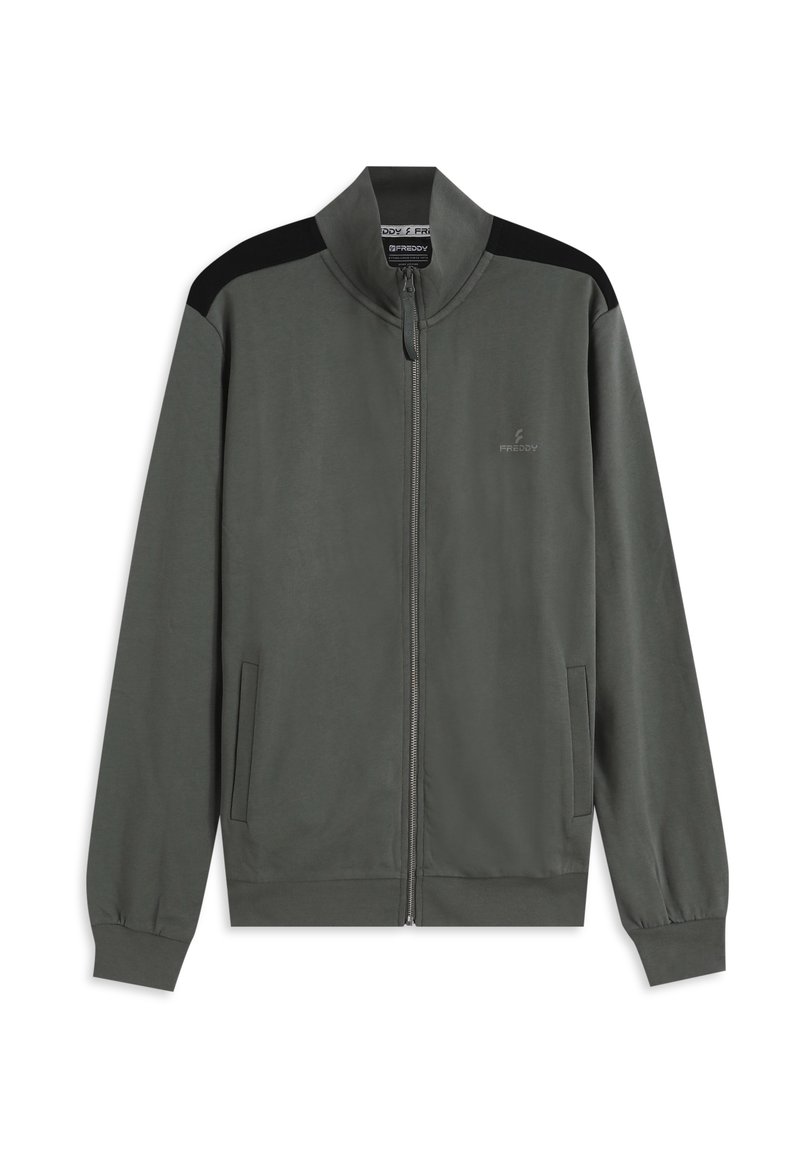 Chaqueta gris oscuro con cremallera, cuello alto, detalles en negro en los hombros y bolsillos delanteros. Confeccionada con un tejido suave y liso. Logotipo en el pecho.