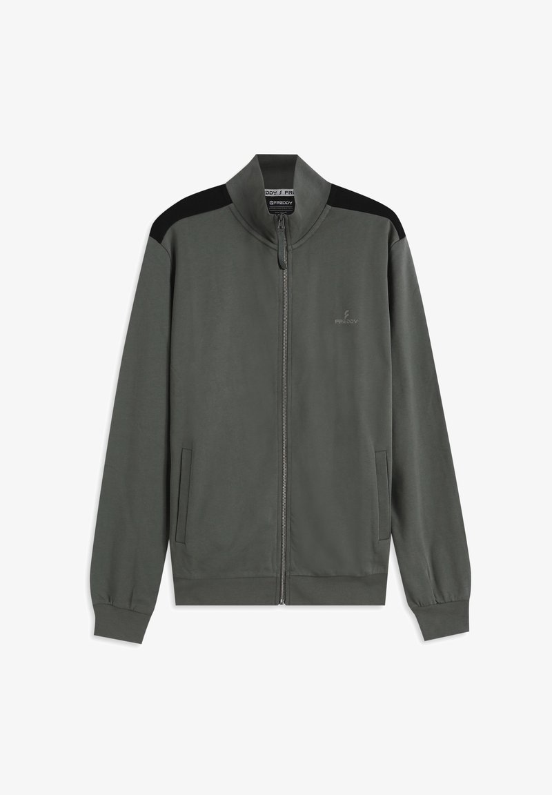 Chaqueta gris oscuro con cremallera, cuello alto, detalles en negro en los hombros y bolsillos delanteros. Confeccionada con un tejido suave y liso. Logotipo en el pecho.