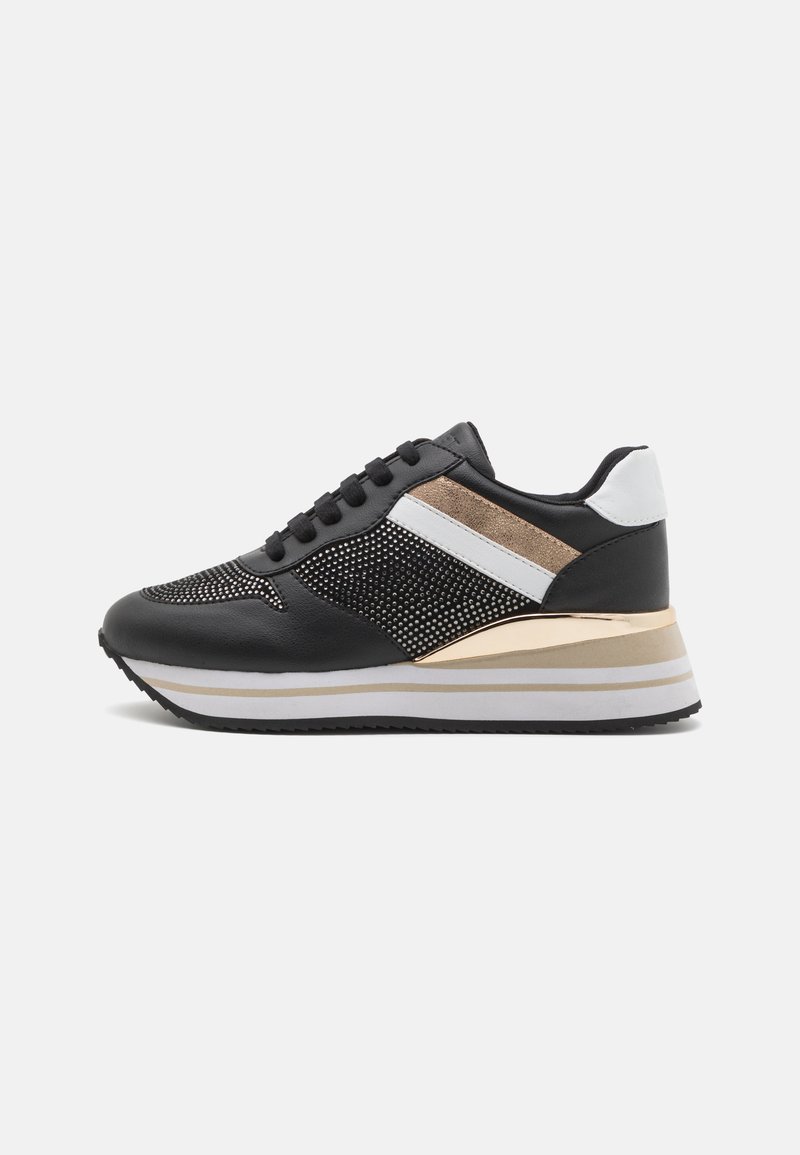 Sneaker nera con accenti in rete, strisce dorate e bianche, colletto imbottito, suola spessa e superfici testurizzate, con un design della punta arrotondata.