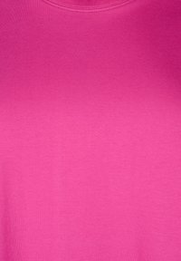 Rosa Baumwollstoff mit einer glatten Textur. Einfacher Rundhalsausschnitt, einheitliche Farbgebung und keine sichtbaren Muster oder Verzierungen.