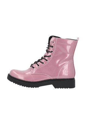 Bottine en cuir verni rose avec lacets noirs, bout rond et semelle en caoutchouc texturée. Présente un détail de logo sur le talon.