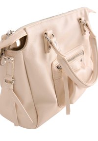 Jasno beżowa torebka wykonana z teksturowanej skóry, z srebrnym okuciem, zamykana na zamek błyskawiczny główna komora oraz przednia kieszeń na zamek błyskawiczny dla dodatkowej przestrzeni na drobiazgi.