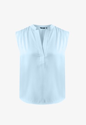 Lyseblå, kortærmet bluse med V-hals, blød tekstur og rynkede skuldre. Lige kant uden synlige mønstre eller detaljer.