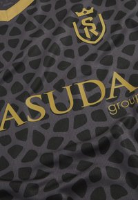 Sort og grå sportsjersey med et struktureret leopardprintmønster. Har et gyldent logo og bogstaver, samt en V-halsdesign.