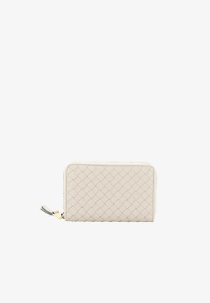 Geflochtene Geldbörse aus hellem Beige-Leder mit Reißverschluss, die eine glatte Textur und dezente Akzente für einfache Handhabung aufweist.