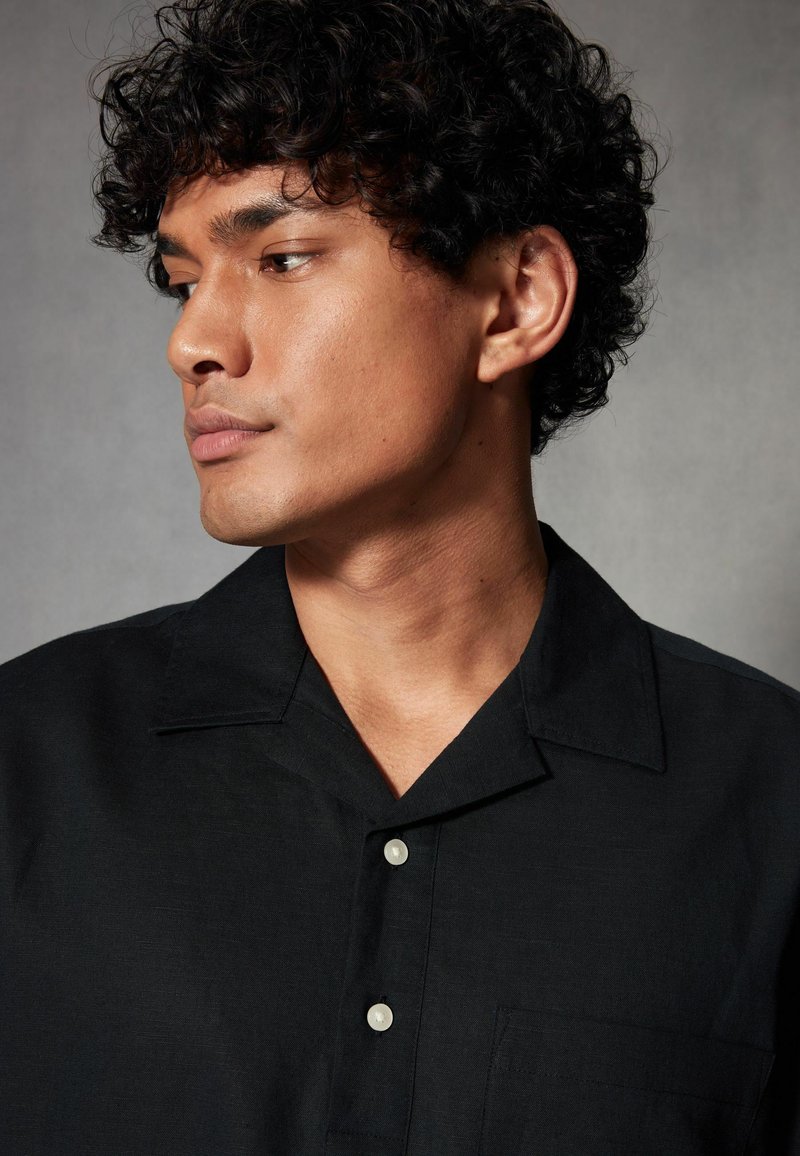 Next SHORT SLEEVE - Ing - black