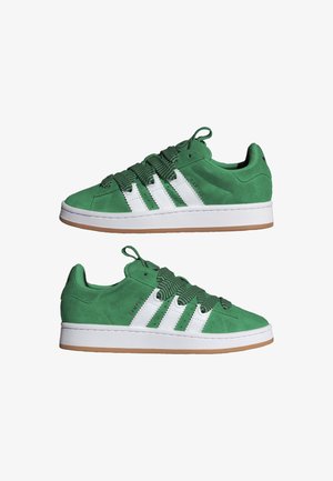 Zapatillas de ante verde con franjas blancas, cordones verdes texturizados, suela de goma y texto "CAMPUS" en el lateral, mostradas desde vistas laterales.