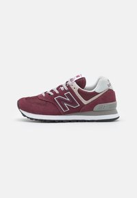 Sneaker color bordeaux con tomaia in suede e mesh, dettagli in bianco e grigio, con lacci, colletto imbottito e suola in gomma testurizzata.