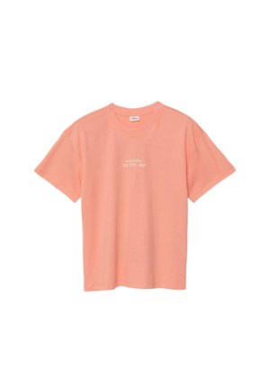 Korallenrosa kurzärmeliges Baumwoll-T-Shirt mit rundem Ausschnitt und kleinem weißen Schriftzug „surrender to the sun“ zentriert auf der Brust.