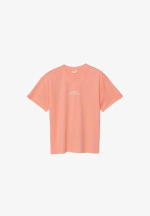 Korallenrosa kurzärmeliges Baumwoll-T-Shirt mit rundem Ausschnitt und kleinem weißen Schriftzug „surrender to the sun“ zentriert auf der Brust.