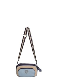 Liten rektangulär crossbody-väska med blå, beige och marinblå paneler, framficka med dragkedja och justerbar marinblå axelrem med beige logotekst.