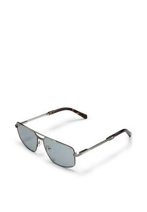 Srebrne metalowe okulary przeciwsłoneczne typu aviator z prostokątnymi, niebiesko przyciemnianymi soczewkami i zausznikami we wzór żółwia, prezentowane na białym tle.