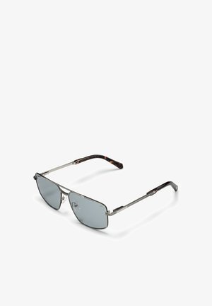 Srebrne metalowe okulary przeciwsłoneczne typu aviator z prostokątnymi, niebiesko przyciemnianymi soczewkami i zausznikami we wzór żółwia, prezentowane na białym tle.