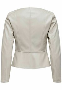 Jachetă din piele ivorie cu un design mulat, mâneci lungi și detalii cusute; are o talie peplum și o textură netedă. Vedere din spate.