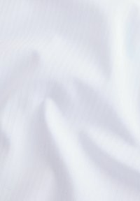 Weißer Stoff mit einer subtilen, feinen gerippten Textur, die sanfte Variationen in der Helligkeit aufweist und einen weichen, leichten Eindruck vermittelt.