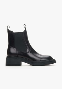 Czarne skórzane botki za kostkę z elastycznymi panelami bocznymi, zaokrąglonym noskiem i słupkowym obcasem. Gładka faktura, przeszycia wokół podeszwy.