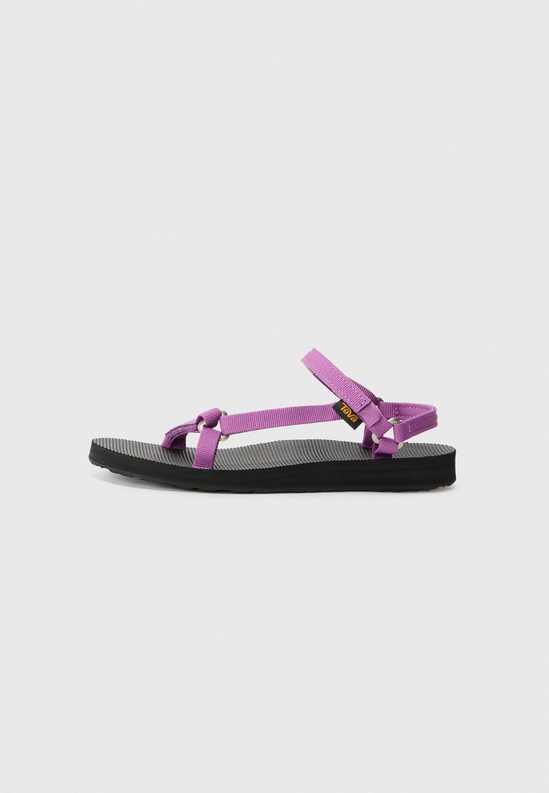 Sandali viola con cinturini, suola in gomma nera texturizzata e cinturini regolabili. Presentano una punta rotonda e un design minimalista.