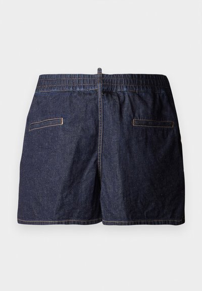 Σκοτεινές μπλε τζιν βερμούδες με ελαστική μέση, διαθέτοντας δύο πίσω τσέπες και αντίθεση ραφής για επιπλέον λεπτομέρεια.