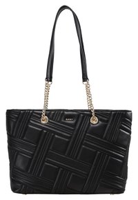 Czarna skórzana torba na ramię z plecionym wzorem, wykończeniem o miękkiej fakturze, podwójnymi paskami na ramię oraz złotymi akcentami metalowymi. Wyeksponowane logo marki.