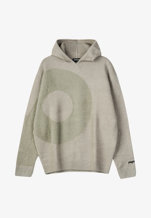 Jasnoszara bluza z kapturem, wykonana z teksturowanej tkaniny, z dużym zielonym okrągłym wzorem. Posiada ściągacze przy mankietach oraz logo blisko dolnego brzegu.