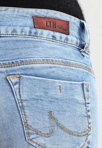 LTB Džíny Slim Fit - stone blue denim