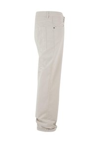 Pantalons beige clair en tissu mélangé coton. Design coupe droite avec une poche latérale et des accents en métal à la taille. Texture lisse.