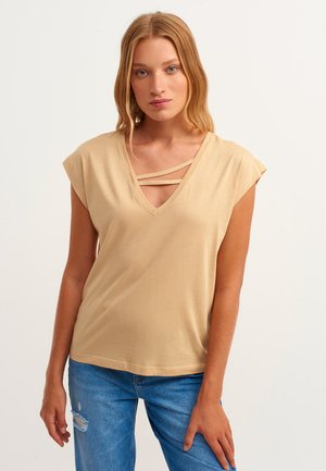 WEITES MIT BÄNDER DETAIL - T-shirt basic - caraway