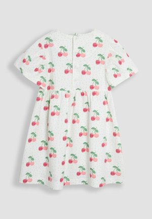 Vestido de algodón con mangas cortas, fondo blanco, patrón de cerezas rojas y rosas, cintura fruncida y cierre de botón en la parte posterior.