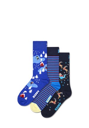 Set aus drei Socken: eine blaue mit Winterlandschaft, eine gestreifte in Marineblau und Hellblau sowie eine dunkelblaue mit Santa und Rentieren. Baumwollmischung.
