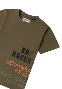 Camiseta de algodón verde oliva con mangas cortas; presenta texto impreso en negro, naranja y verde. Diseño clásico de cuello redondo.