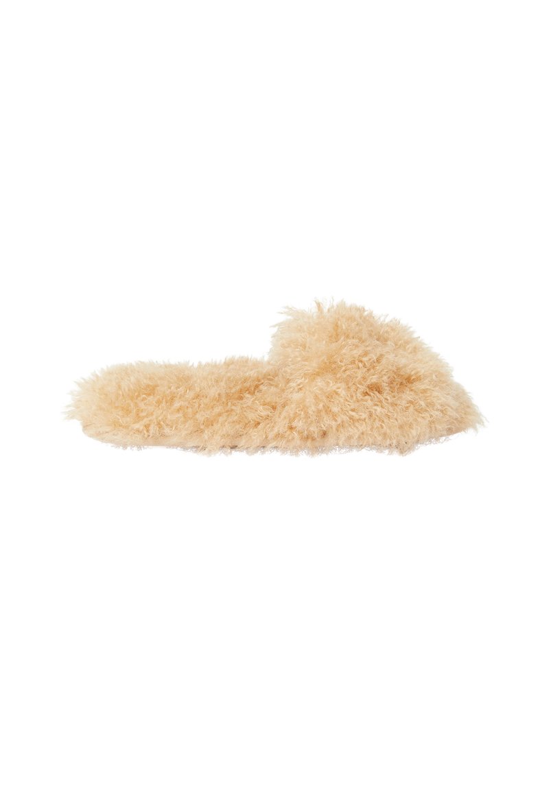 Chausson beige duveteux à talon ouvert avec une épaisse fourrure couvrant la semelle et la bride supérieure pour un confort intérieur.